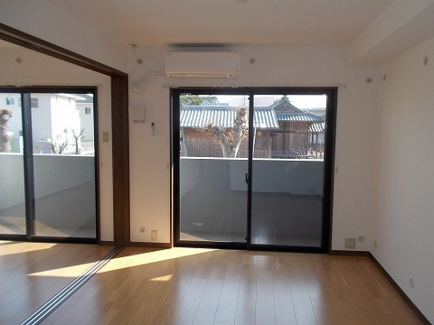 REIマンションの居間・リビング