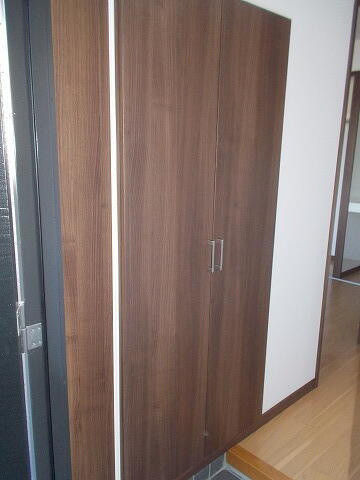 REIマンションの玄関