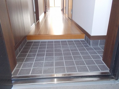 REIマンションの玄関