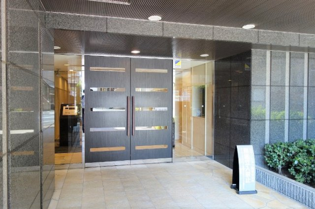 クレストフォルム清澄庭園リバーウィングのエントランス