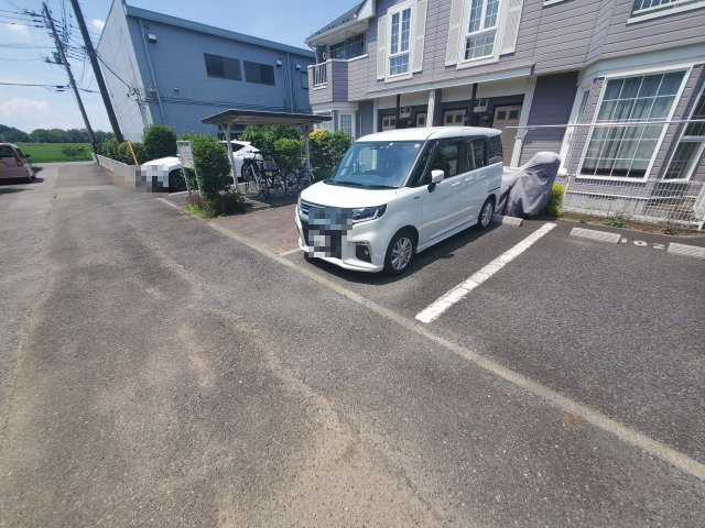 クレールⅢの駐車場
