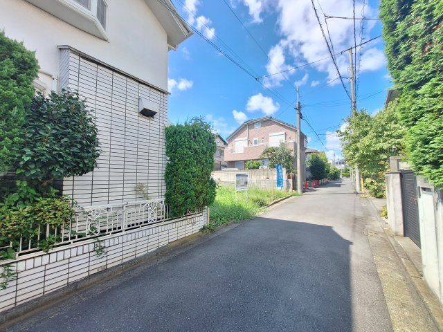 【前面道路含む現地写真】 | 三鷹市井の頭3丁目　土地 | 30.97坪の整形地！お好きなハウスメーカーさんでの建築が可能です。建物参考プランもご用意しております。井の頭恩賜公園お近く、利便性と緑が共存する好立地です！！