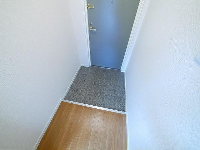 秋篠タウンハイツの玄関|収納もある玄関です