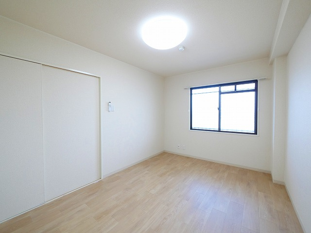 秋篠タウンハイツの洋室