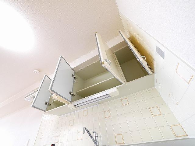 秋篠タウンハイツのキッチン|コンパクトなキッチンで掃除もラクラク