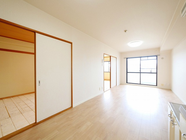 秋篠タウンハイツの居間・リビング