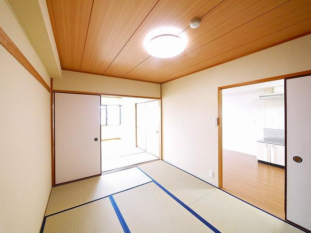秋篠タウンハイツの和室|日本らしい落ち着いた雰囲気の和室です