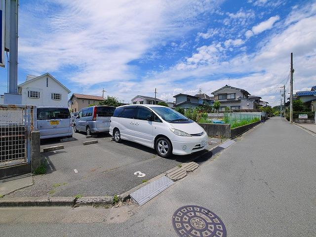 秋篠タウンハイツの駐車場