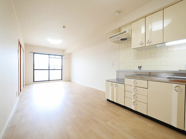 秋篠タウンハイツの居間・リビング