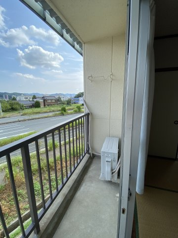 山縣アパートのバルコニー|6帖の和室にはバルコニーがついています。