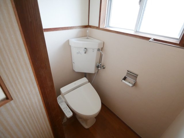 山縣アパートのトイレ|トイレには温水暖房便座がついています。