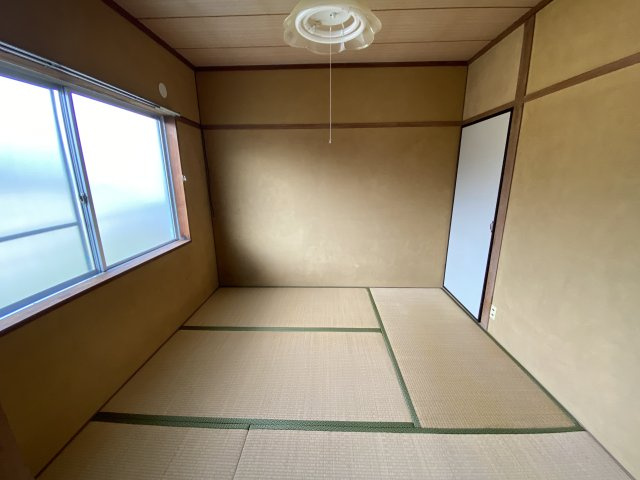 山縣アパートの和室|玄関を入ってすぐ左が4.5帖の和室になっています。