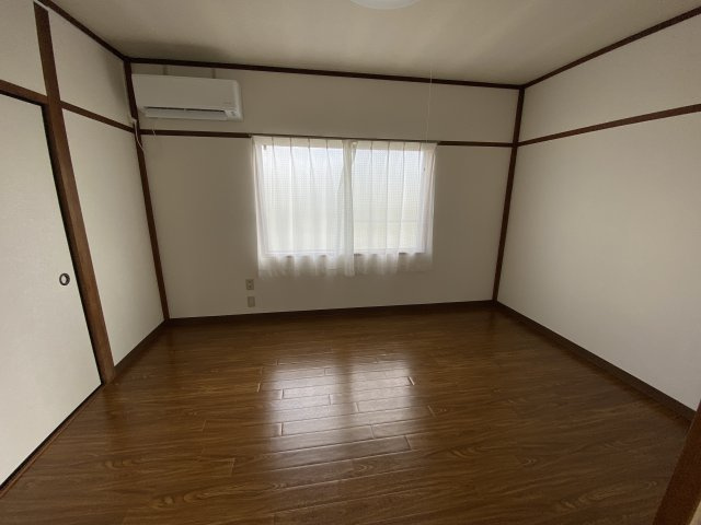 山縣アパートの洋室|6帖の洋室にはエアコン付き。