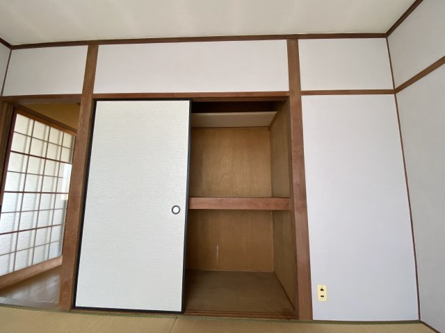 山縣アパートの収納|6帖和室には1間分の収納があります。