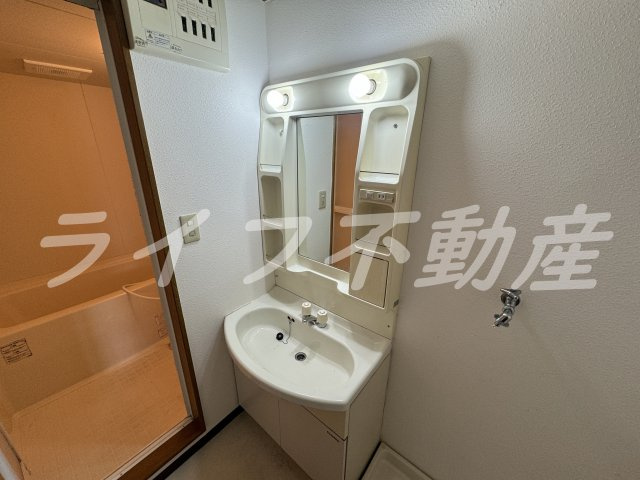 本郷TMマンションの独立洗面台|独立洗面台、小物を置くことができて便利です