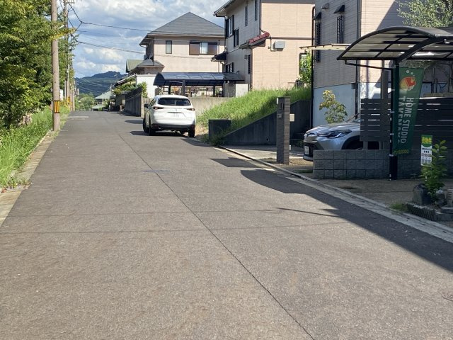 木津川市州見台　中古戸建の前面道路含む現地写真|前面道路含む現地写真です