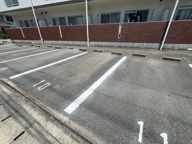 グランドゥール春日の駐車場