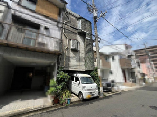 【外観】 | 主寝室は壁一面のクローゼットがございます。しっかり収納でお部屋スッキリです♪