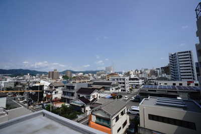 【展望】 | 【リフォーム済】藤和舟入コープ | 【四季を感じる】
四季の移ろい・爽やかな青空や風を感じられ
自然を愉しめるパノラマビュー。
毎日の暮らしに余裕を感じさせてくれる、
遮る物の無い開放的な眺望を是非、ご堪能ください。