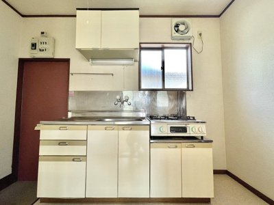 【キッチン】 | イーストハイツ | ★窓付きで換気◎★2口ガスコンロ★