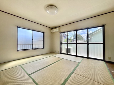 【寝室】 | イーストハイツ | ★2面採光のお部屋で寝転がると気持ちいいです♪★