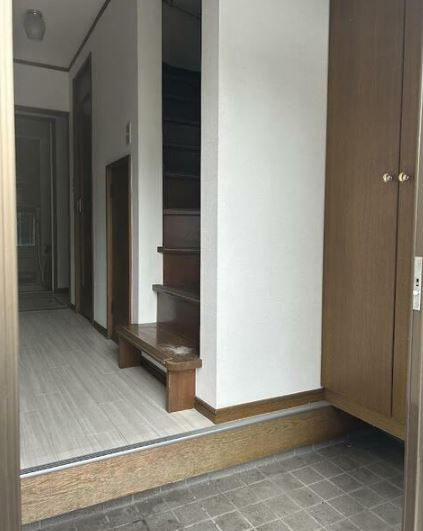 【中古】川越市古市場ガレージ付中古住宅の玄関|きれいな玄関です