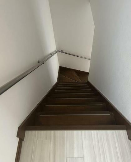 【中古】川越市古市場ガレージ付中古住宅の内装|手すり付き階段です