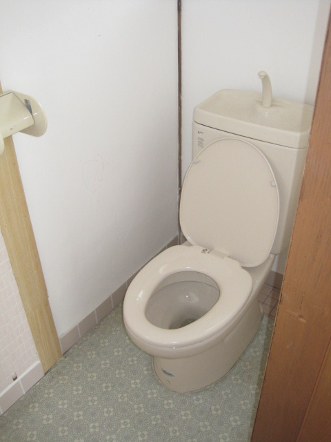道祖町貸家のトイレ|シンプルなトイレです。