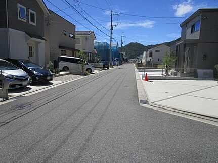 広島市安佐南区山本新町４丁目　中古一戸建て（JS）の前面道路含む現地写真