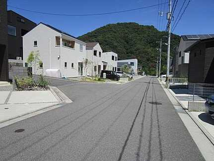 広島市安佐南区山本新町４丁目　中古一戸建て（JS）の前面道路含む現地写真