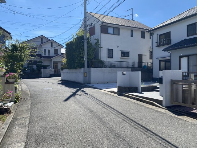 花住坂　リノベーション住宅の前面道路含む現地写真|前面道路含む現地写真です