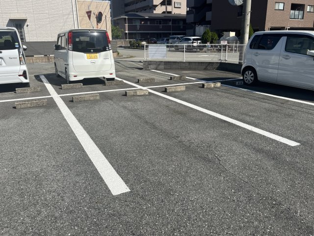 サンローヤルの駐車場