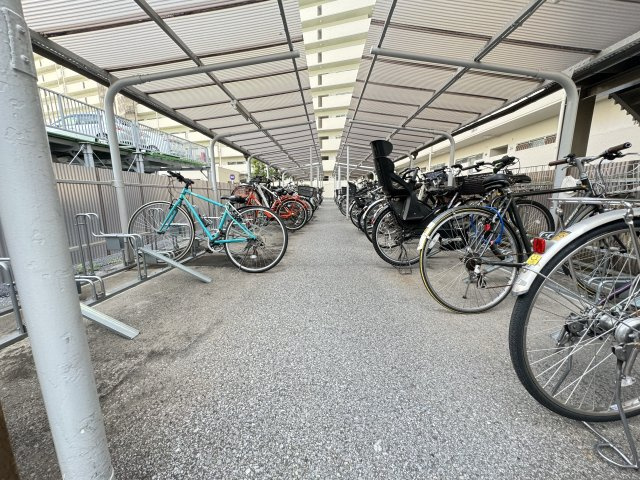 ファミール浜園の駐車場|屋根付きの駐輪場です♪