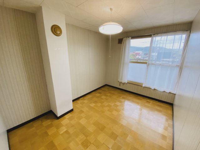 上川町花園戸建の洋室