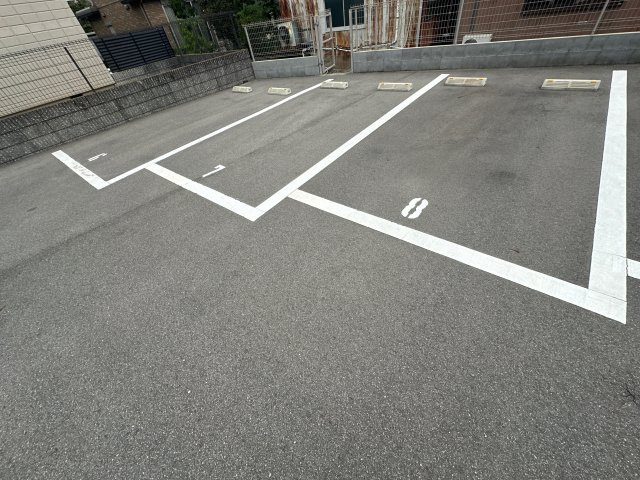 クリスタルハイツ土山の駐車場