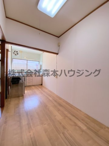 【居間・リビング】 | 　門真市末広町2貸家 | ゆったりとしたキッチンスペースです
