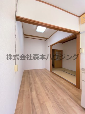 【居間・リビング】 | 　門真市末広町2貸家 | ゆったり使えるキッチンスペースです