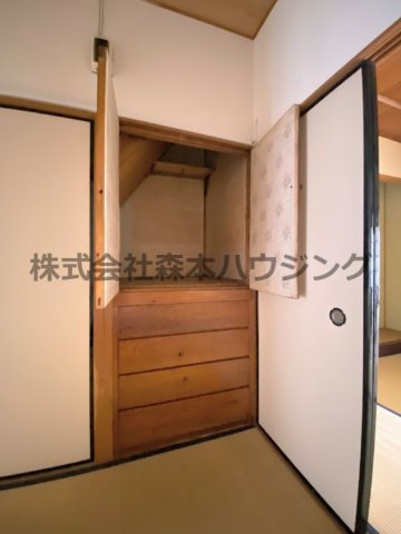 【収納】 | 　門真市末広町2貸家 | 便利な階段下収納です