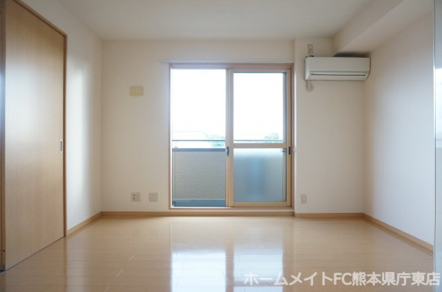 熊本市東区花立３丁目のアパートの居間・リビング