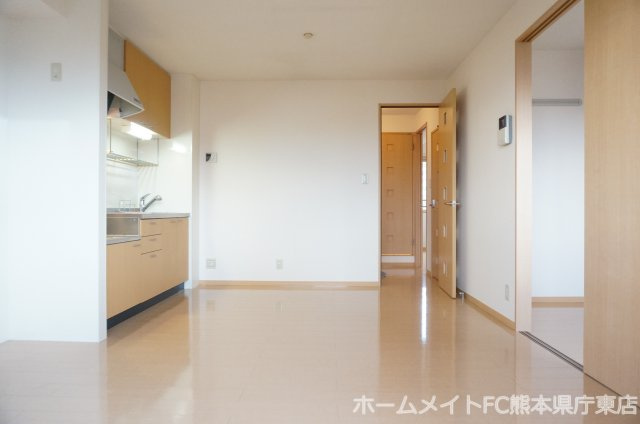 熊本市東区花立３丁目のアパートの居間・リビング