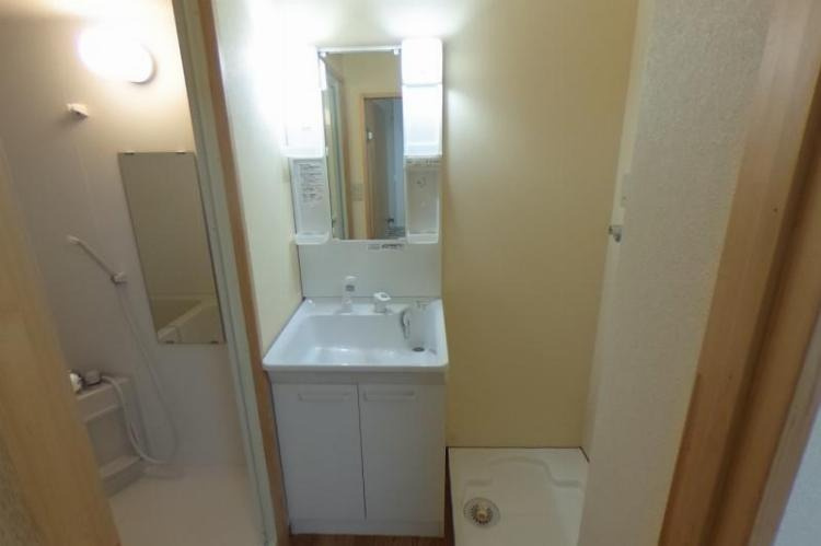 日の出マンションの独立洗面台|物件の画像9
