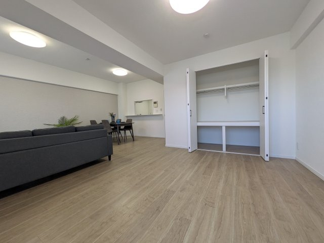 【居間・リビング】 | ☆ホームステージングしています。家具は撮影用です。