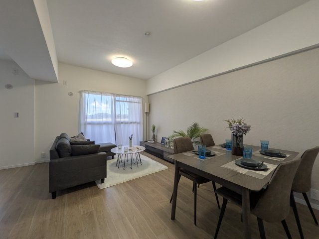 【居間・リビング】 | ☆ホームステージングしています。家具は撮影用です。