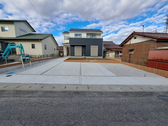 新築　渋川市金井第15　Livele Garden.S　1号棟の駐車場|現地写真　 駐車スペース広々！建物南側に並列で３台置けます♪					
