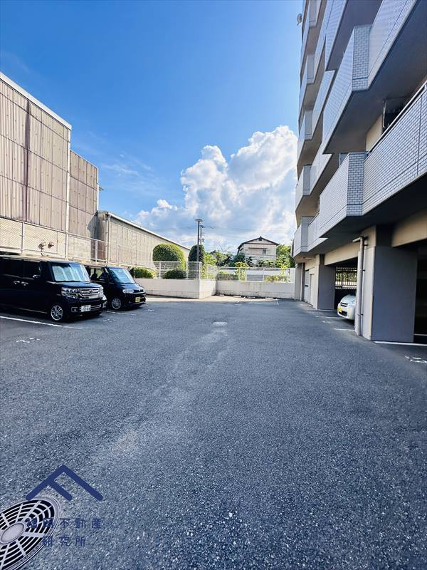 エクレール福岡東の駐車場