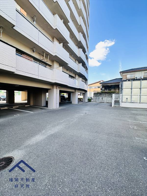 エクレール福岡東の駐車場
