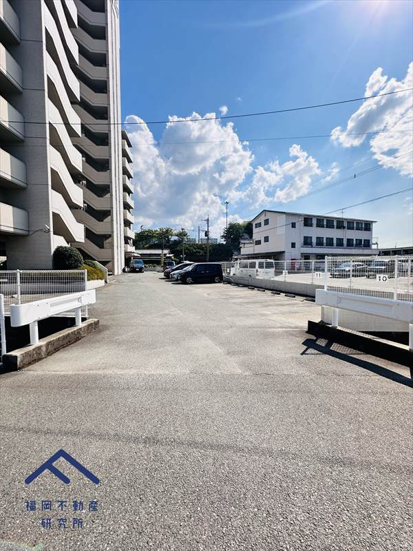 エクレール福岡東の駐車場