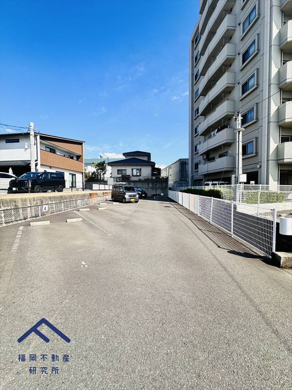 エクレール福岡東の駐車場
