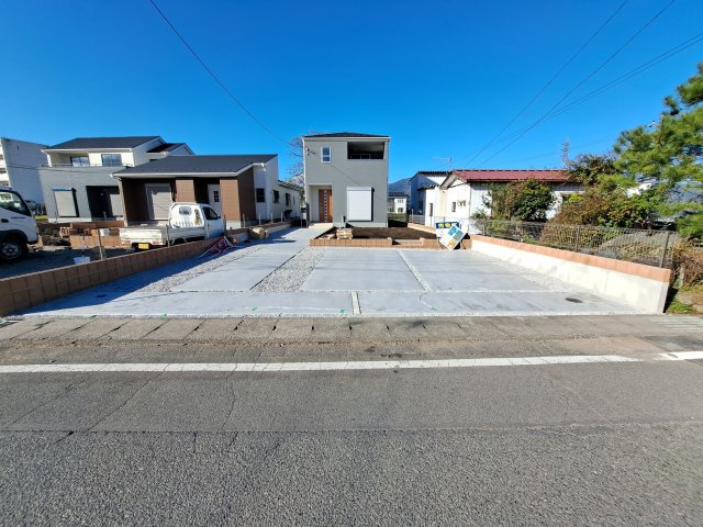 新築　渋川市金井第16　Livele Garden.S　3号棟の駐車場|現地写真　 駐車スペース広々！建物南側に並列で３台置けます♪					
