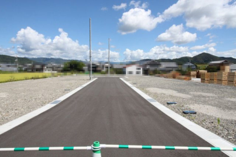 土佐市高岡町丙　１号地　建築条件なし　売土地　（全9区画）の前面道路含む現地写真|南から北